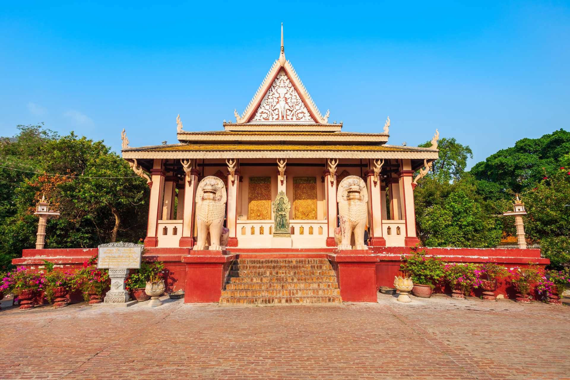 Wat Phnom. Image via saiko3p / Shutterstock