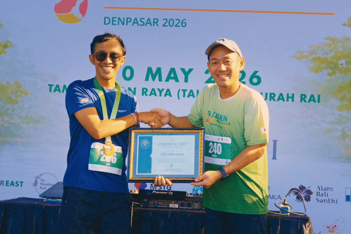 Tour East Indonesia team and JTB Run 2026 community runners at the event