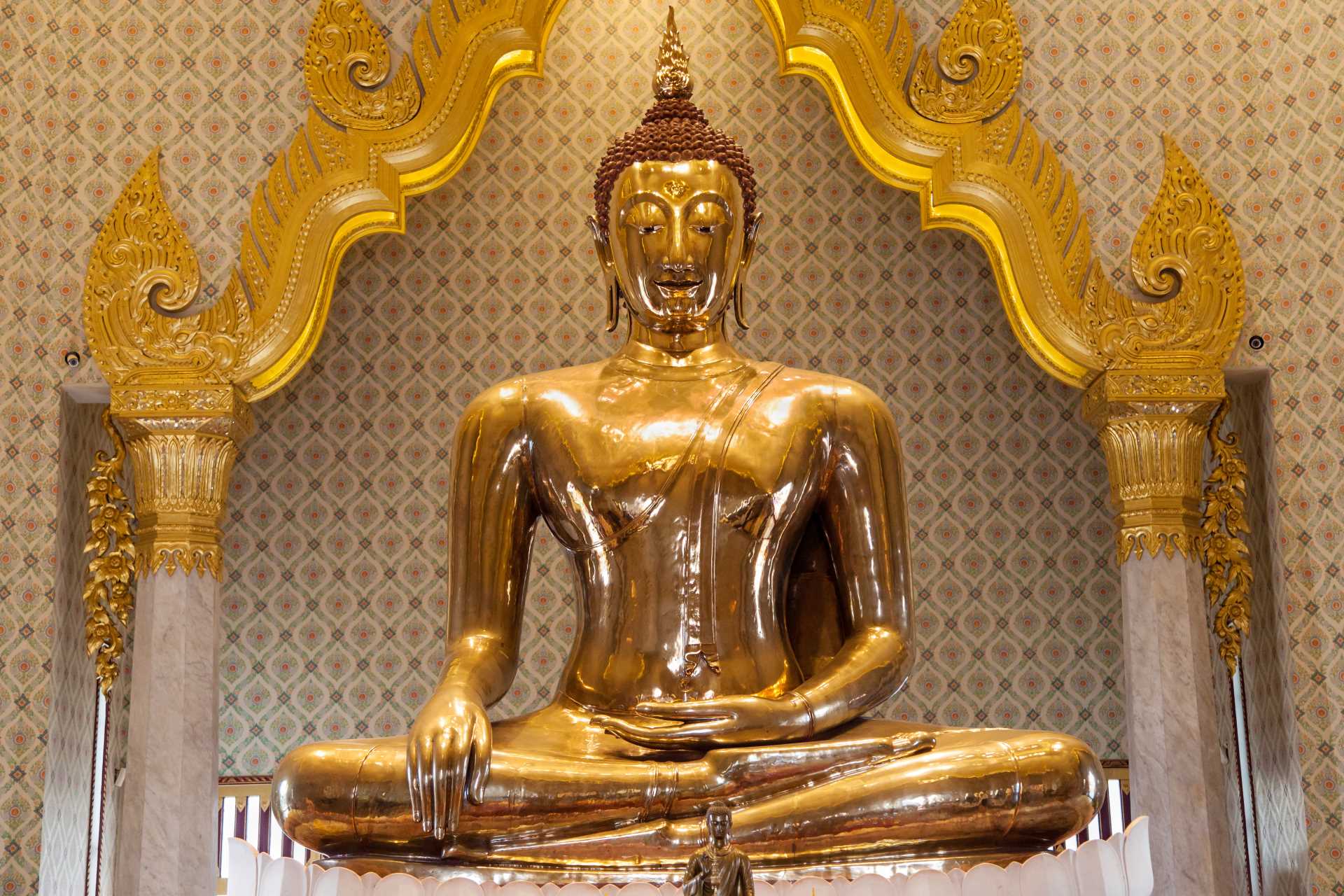 Wat Traimit. Image via Santi Rodriguez / Shutterstock